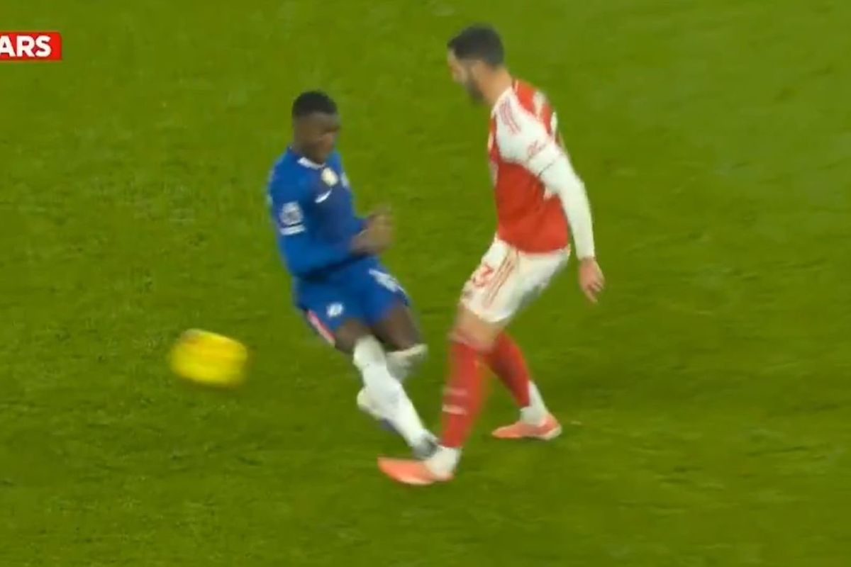 Chelsea star Moises Caicedo sent off for horror tackle in heated Premier League clash with Arsenal