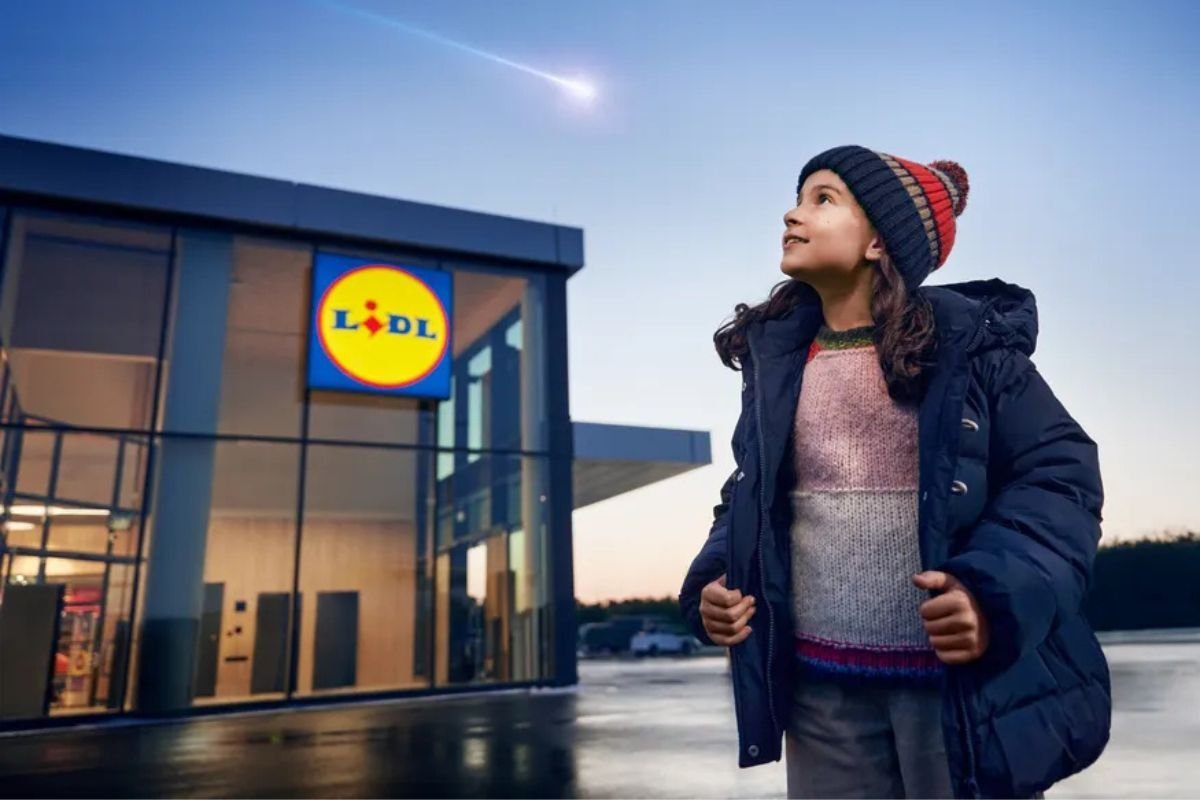 Child from Lidl Christmas advert outside supermarket