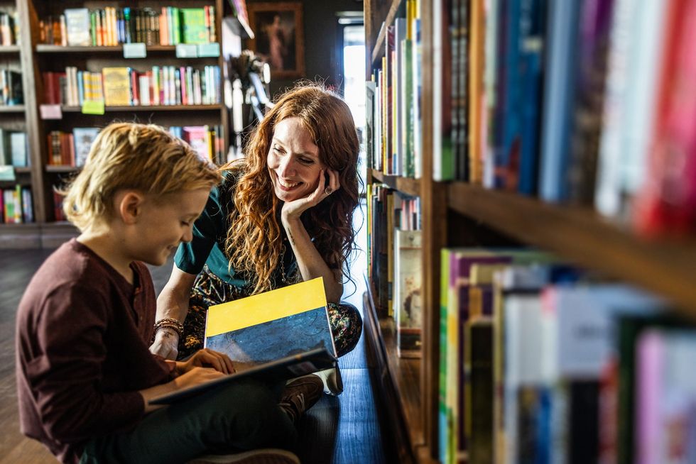 Uma criança lendo um livro
