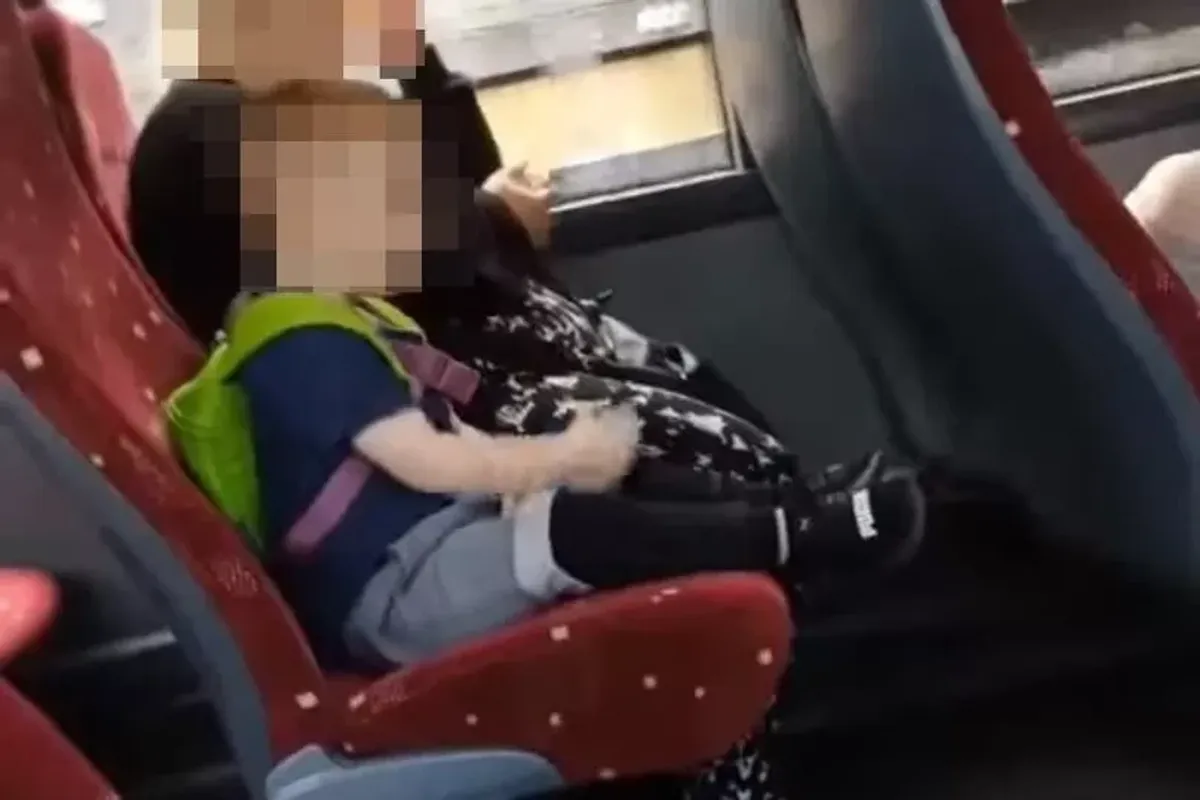 Child spotted vaping next to mum on Lothian bus