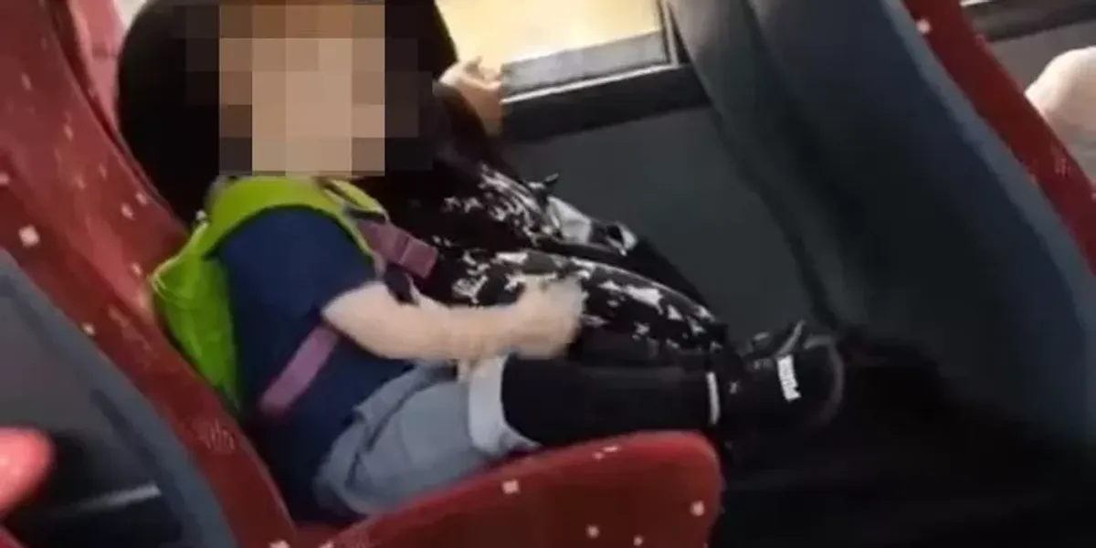 Primary school child filmed puffing on vape while sat next to mum on public bus Primary school child filmed puffing on vape while sat next to mum on public bus
