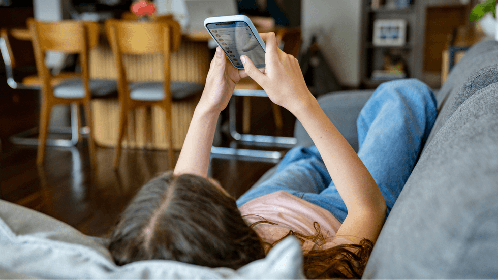 Uma criança usa mídias sociais