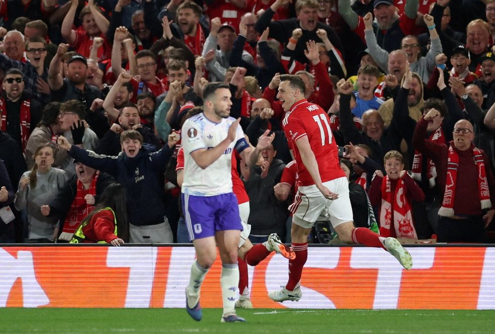 Chris Wood marcou o gol da vitória enquanto o Nottingham Forest lutava pela vitória por pouco na Liga Europa sobre o Aston Villa.