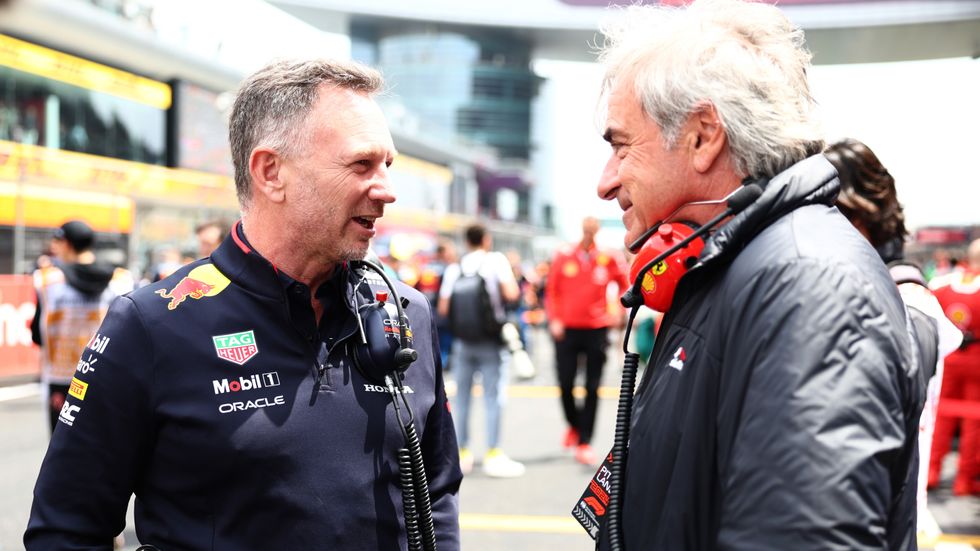 Christian Horner has been seen in talks with Carlos Sainz Snr