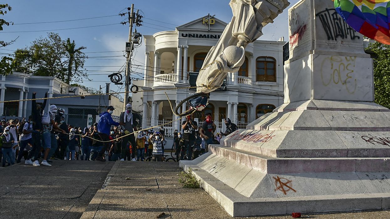 Christopher Columbus statue being pulled down in Columbia