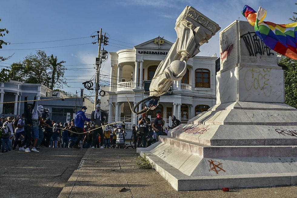 Christopher Columbus statue being pulled down