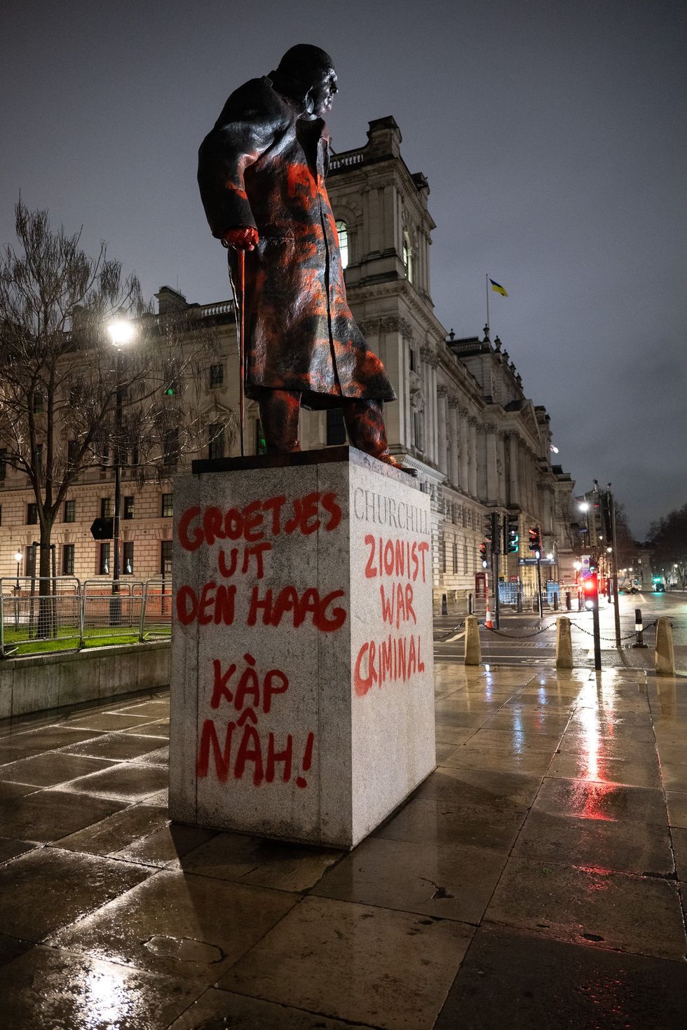 Churchill statue vandalised, with a message in Dutch