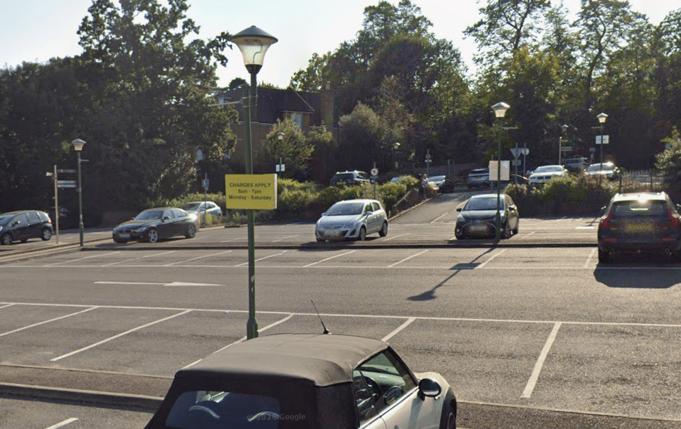 Estacionamento do Centro Cívico em Esher