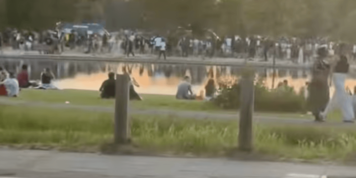 Teenage boy, 17, stabbed at mass ‘TikTok gathering’ in Clapham Teenage boy, 17, stabbed at mass ‘TikTok gathering’ in Clapham
