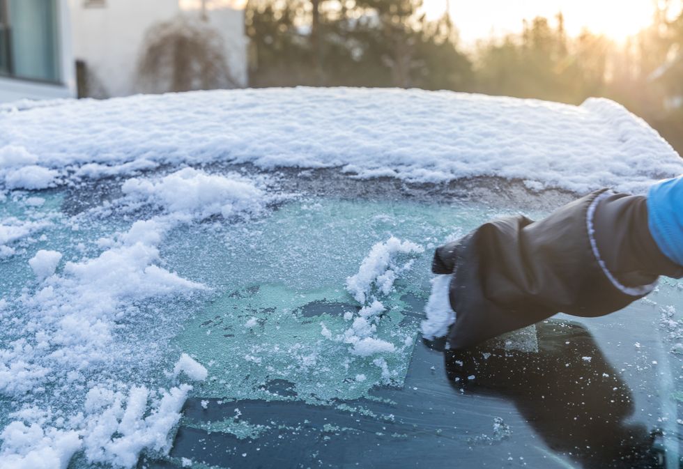 Clearing windscreen frost