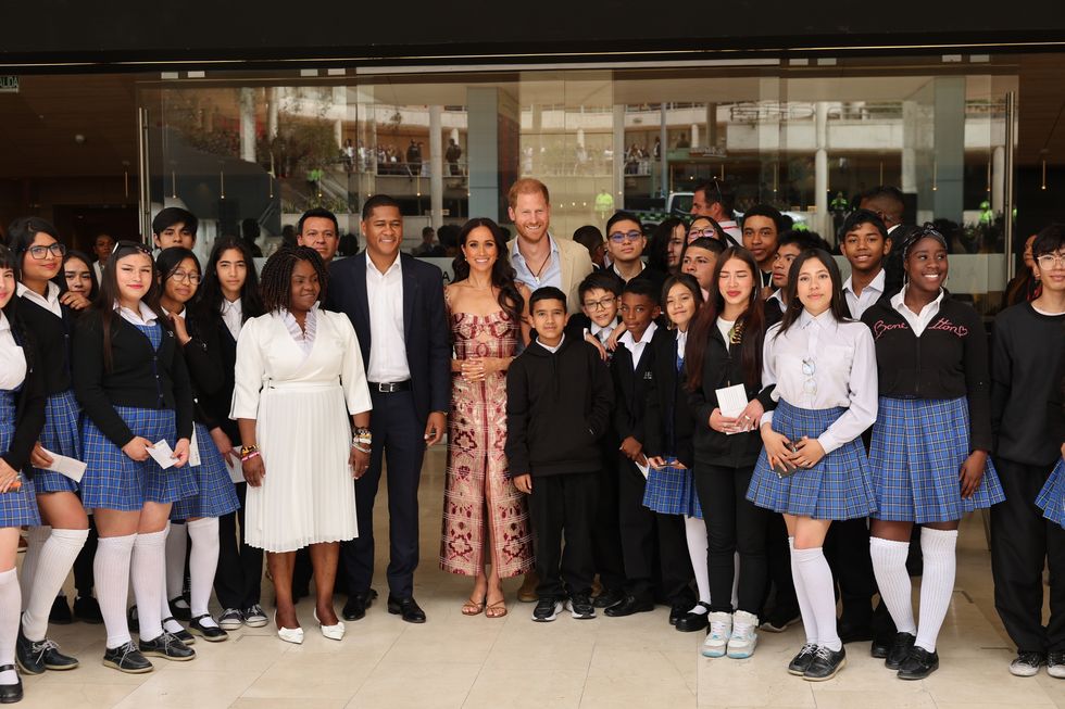Colombia Vice President Francia M\u00e1rquez, Yerney Pinillo, Meghan, Duchess of Sussex and Prince Harry, Duke of Sussex with schoolchildren