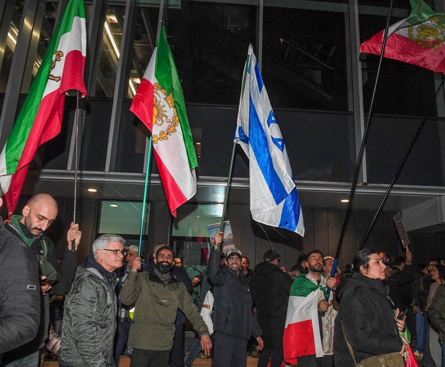 Counter-protesters waving Israeli and pre-1979 Iranian flags