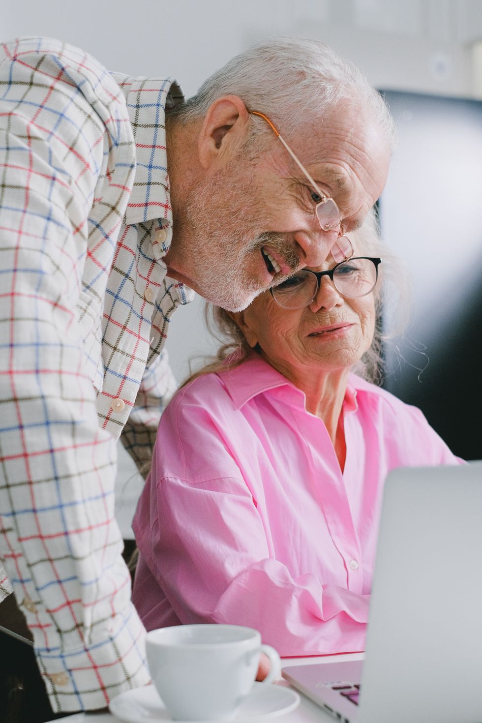 Couple look at laptop looking fairly worried