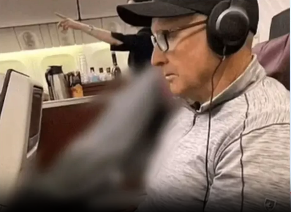 Couple sit next to corpse on plane