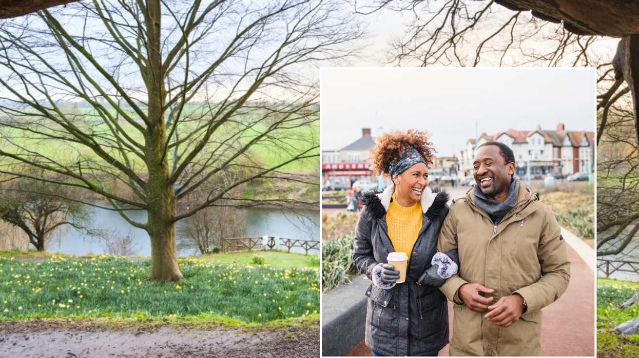Couple walk in the UK / The Weir Garden