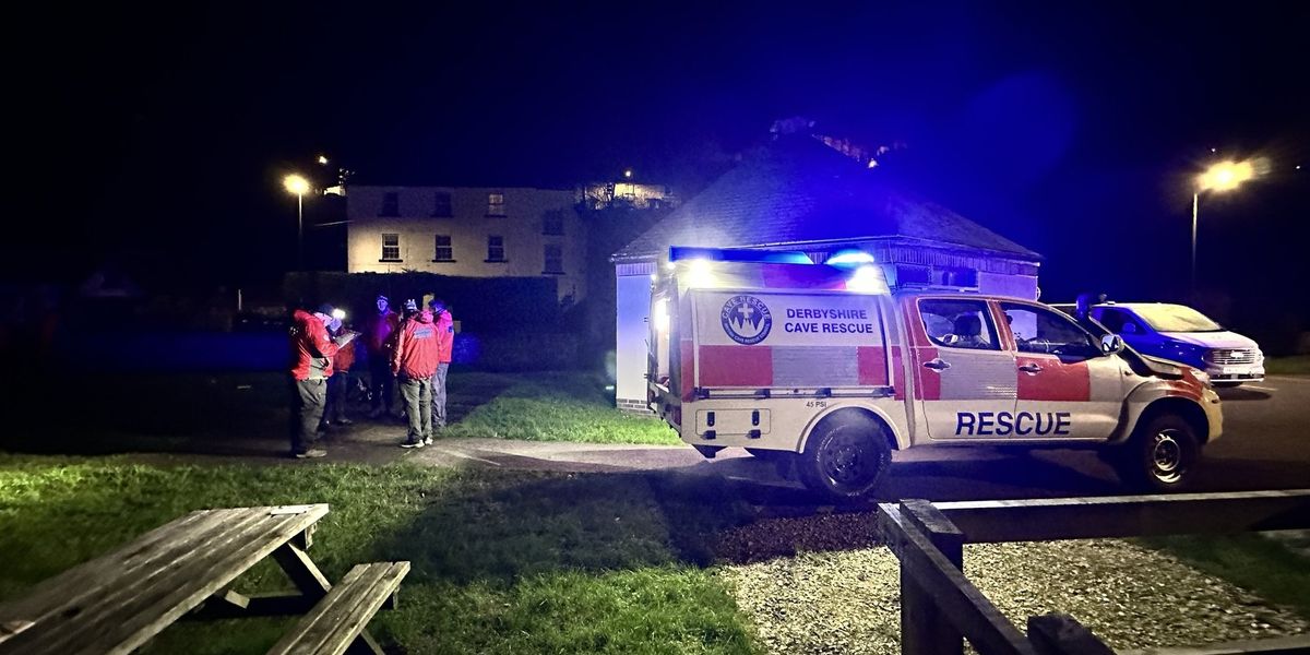 Major emergency service response in Peak District after explorers TRAPPED in cave Major emergency service response in Peak District after explorers TRAPPED in cave