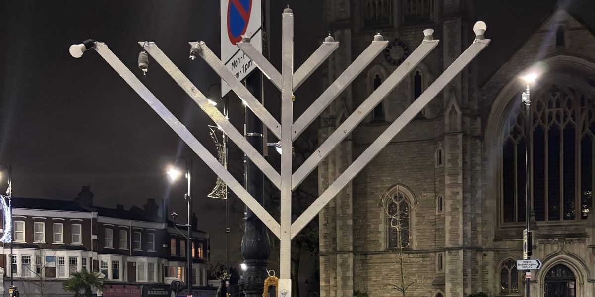 London menorah has lightbulbs smashed just days after Bondi Beach terror attack London menorah has lightbulbs smashed just days after Bondi Beach terror attack