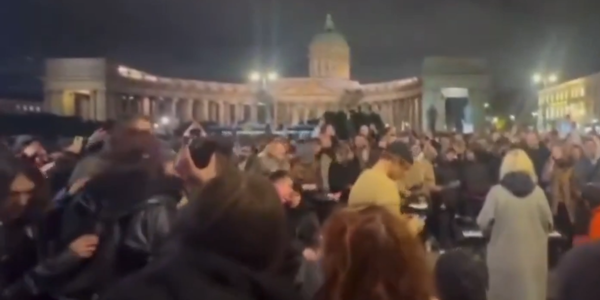 NextImg:Watch the moment that hundreds gather in St Petersburg to sing anti-Putin song