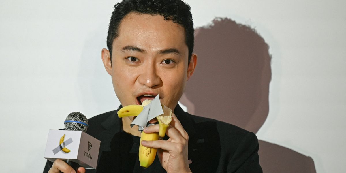 NextImg:Crypto entrepreneur eats banana artwork bought for £5m