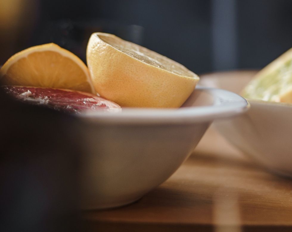 Cut lemons and grapefruits in a bowl