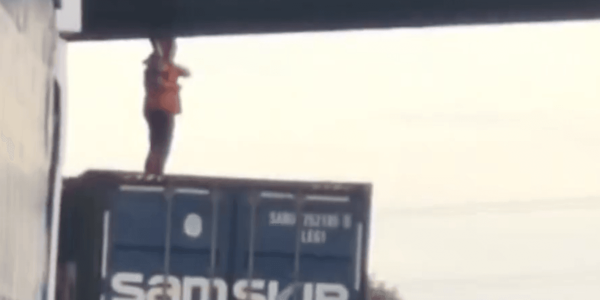 Hero lorry driver saves life of man hanging off bridge after stopping major motorway traffic and parking directly below him Hero lorry driver saves life of man hanging off bridge after stopping major motorway traffic and parking directly below him