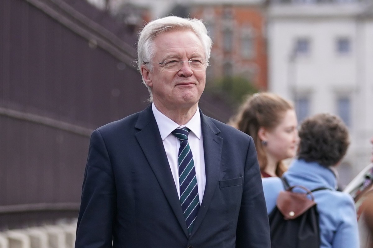 David Davis heroically steps in to stop barbaric attack on homeless man