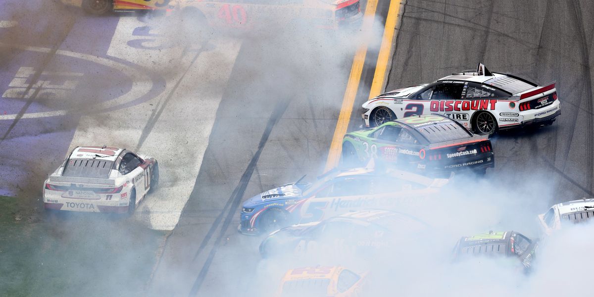 Chaos unfolds at Nascar opening race as 190mph collision sparks 20 cars wreckage Chaos unfolds at Nascar opening race as 190mph collision sparks 20 cars wreckage