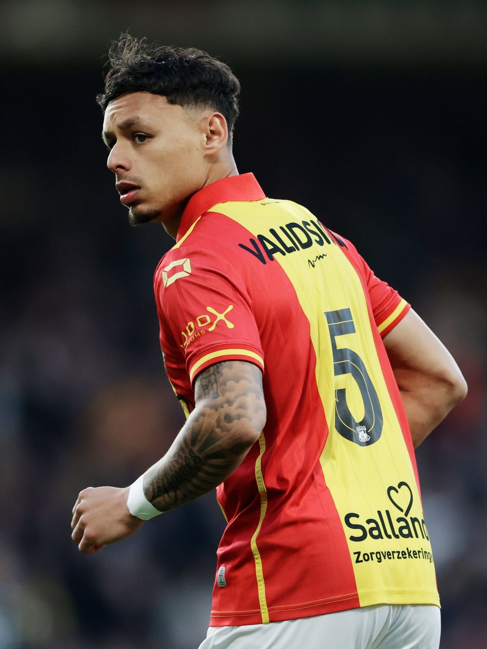 Dean James está sob os holofotes em meio ao caos que afeta o futebol holandês na Holanda