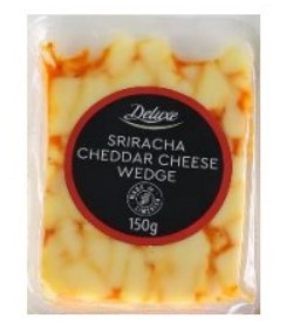 Deluxe Sriracha Cheddar Cheese Wedge