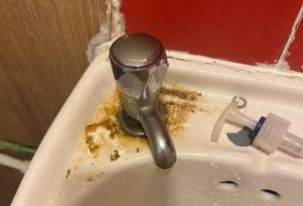 Dirty sink at Dino's Pizza