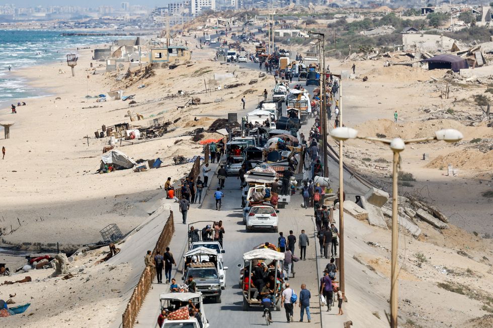 Displaced Palestinians returning to the southern parts of Gaza