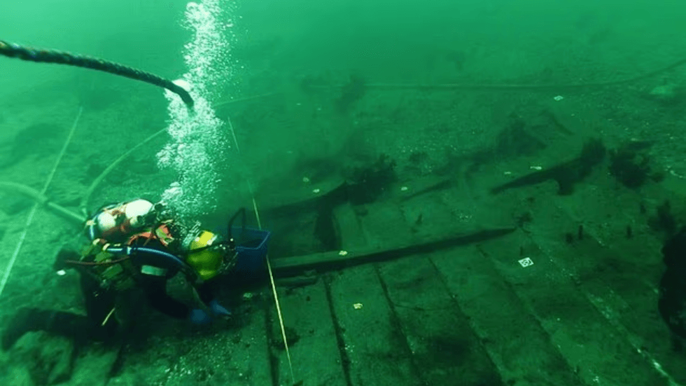 Diver inspecting Svaelget 2