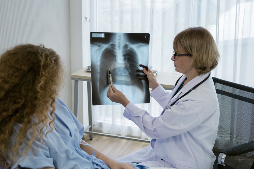 OS MÉDICOS VERIFICAM OS PACIENTES ENQUANTO ELES EXAMINAM