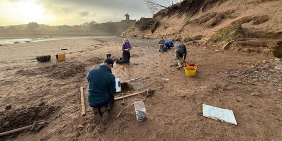 Storms expose 2,000-year-old Roman footprints on British beach Storms expose 2,000-year-old Roman footprints on British beach