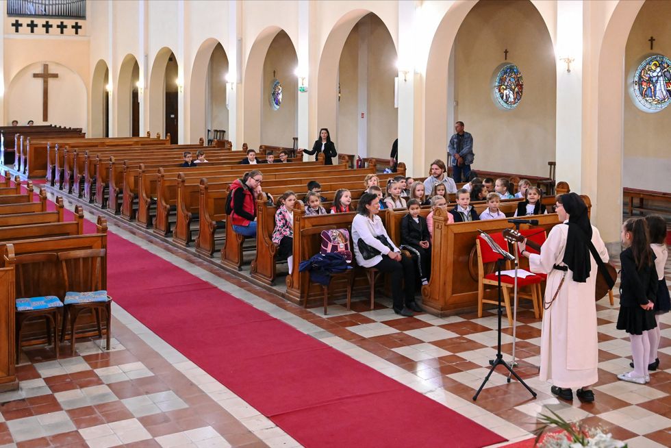 Freiras dominicanas dão aulas de edificação e orações para crianças em idade escolar na Escola Primária Liszt Ferenc