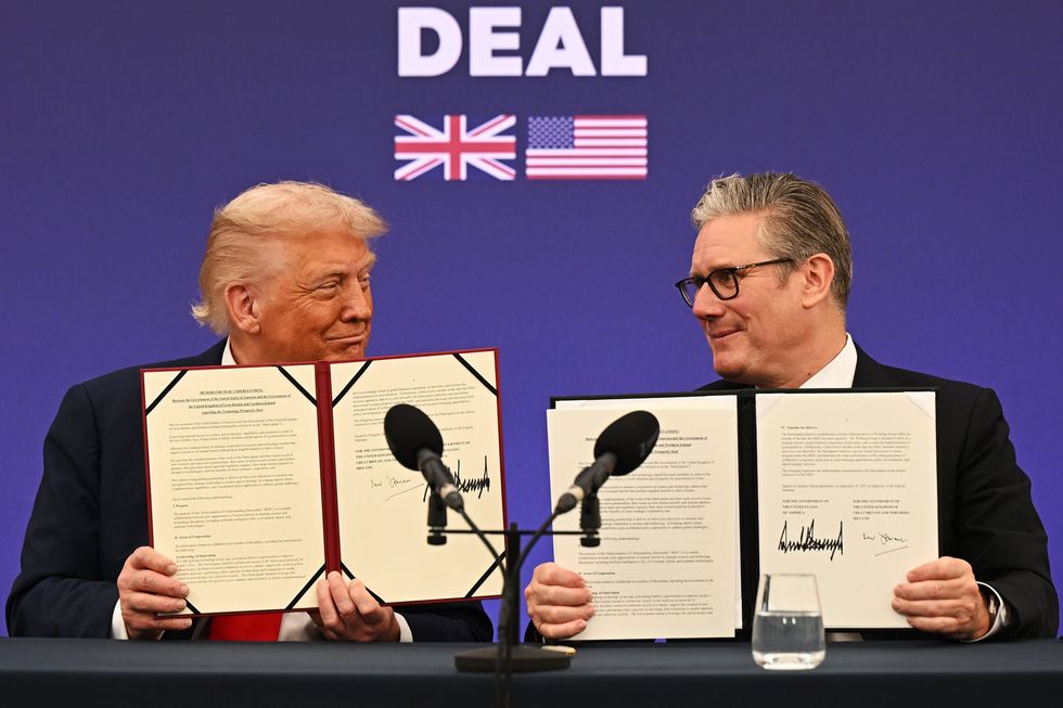 Donald Trump e Keir Starmer assinam acordo comercial EUA-Reino Unido