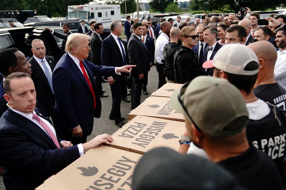 Donald Trump hands out pizza to federal agents and National Guard troops\u200b