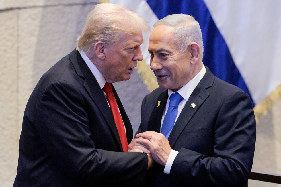 Donald Trump (left) and Benjamin Netanyahu (right) shaking hands