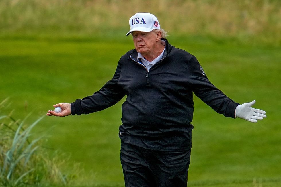 Donald Trump hrající golf