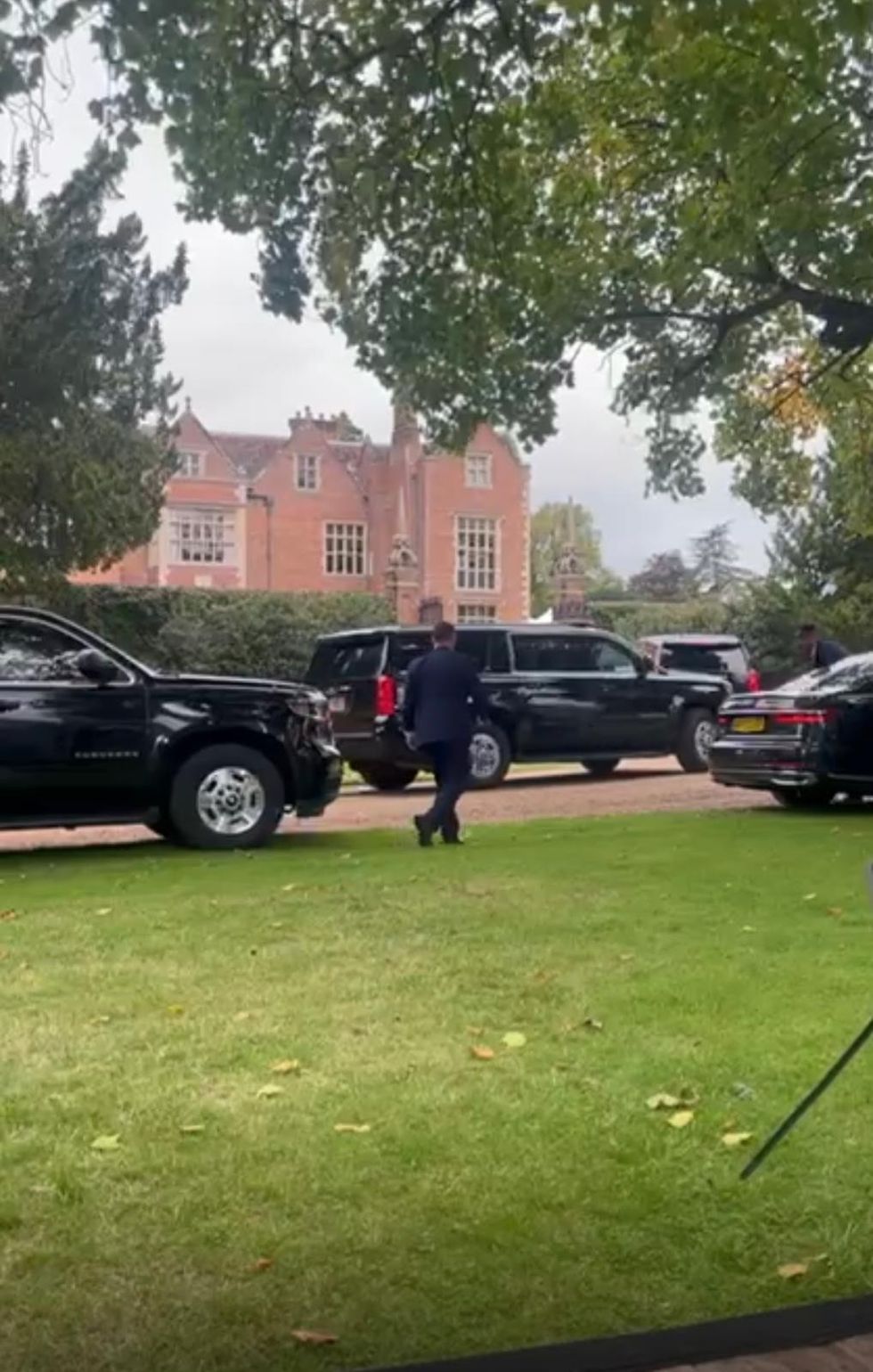 Donald Trump's fleet of cars arrives at Chequers