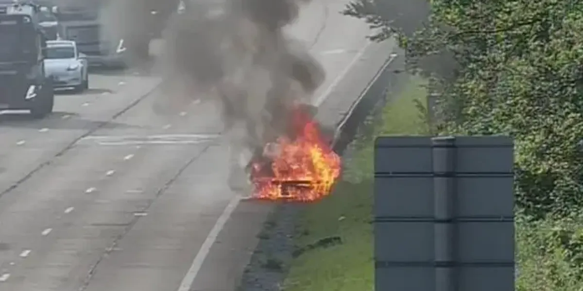 M25 chaos: Major motorway closed after huge car fire as drivers face miles of traffic