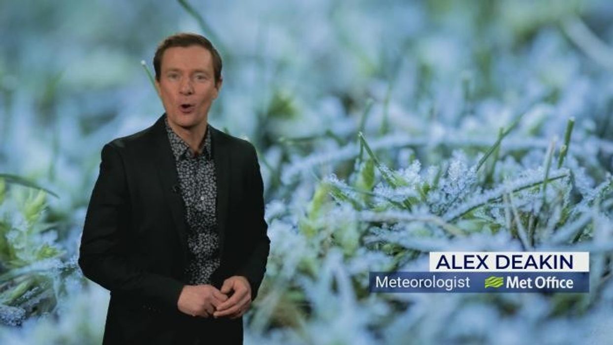 Drivers warned of common windscreen frost clearing tip that could see Britons 'fail MOT'