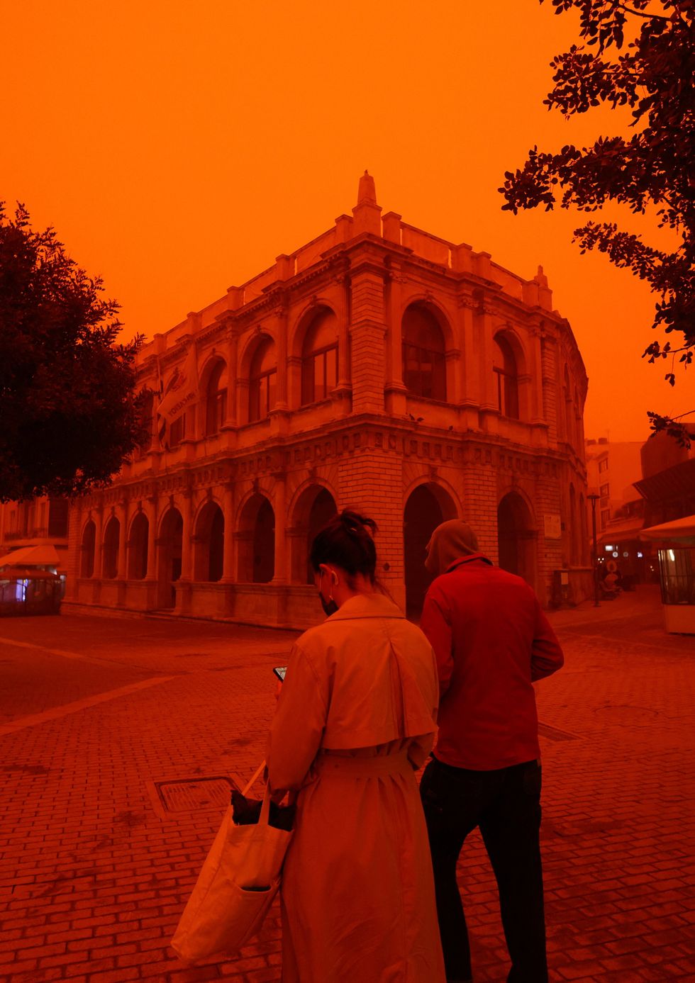 Dust storm Crete couple walking