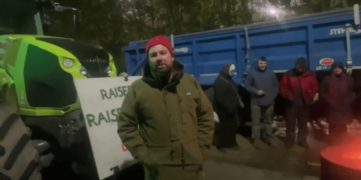Farmer protest: Workers stage overnight BLOCKADE of food supply route in latest protest against Labour Farmer protest: Workers stage overnight BLOCKADE of food supply route in latest protest against Labour