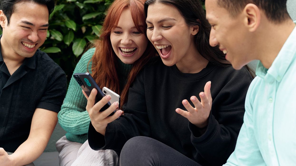 ee branded smartphones with friends sat around screaming