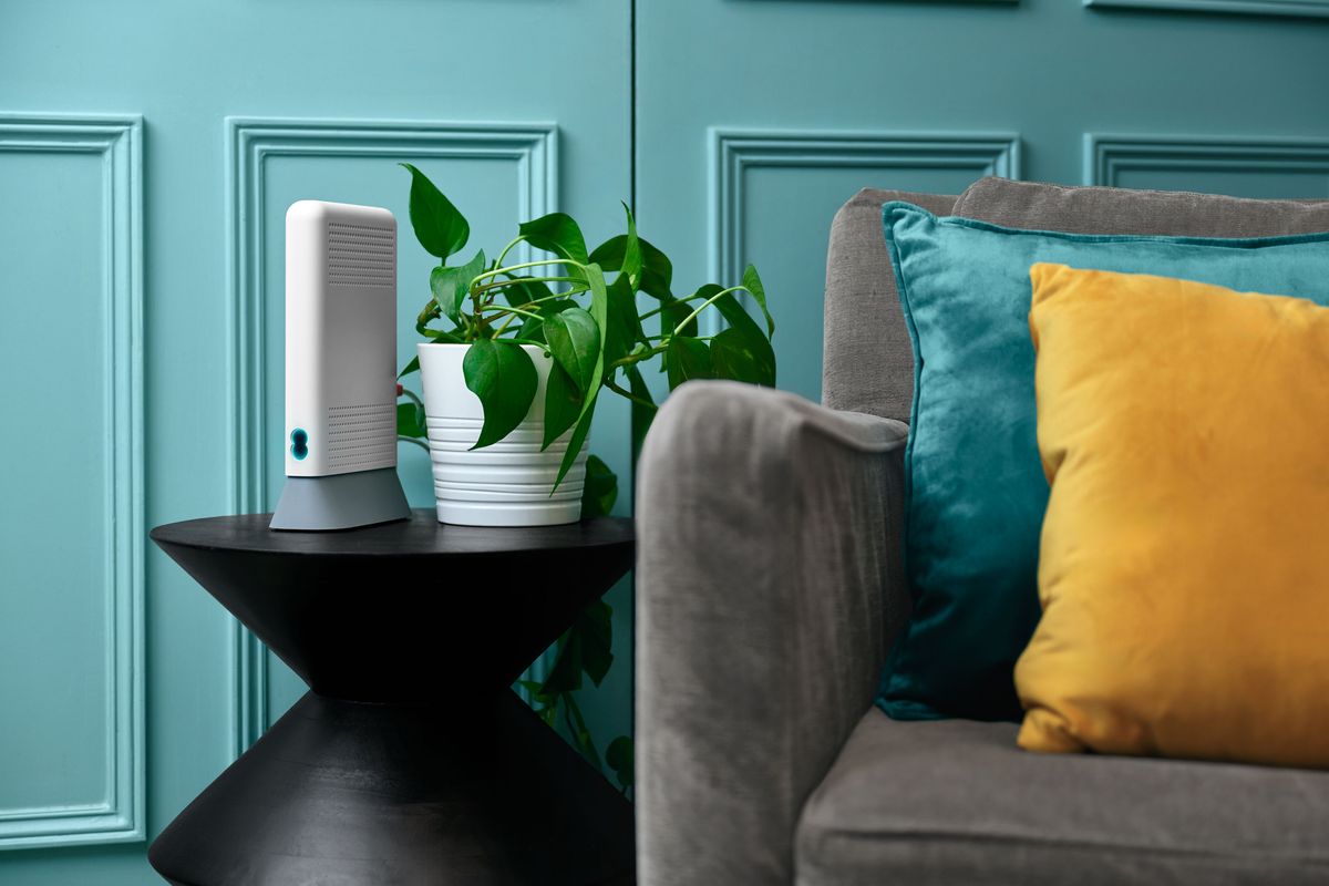 EE EE Smart Hub 7 Plus pictured in the living room