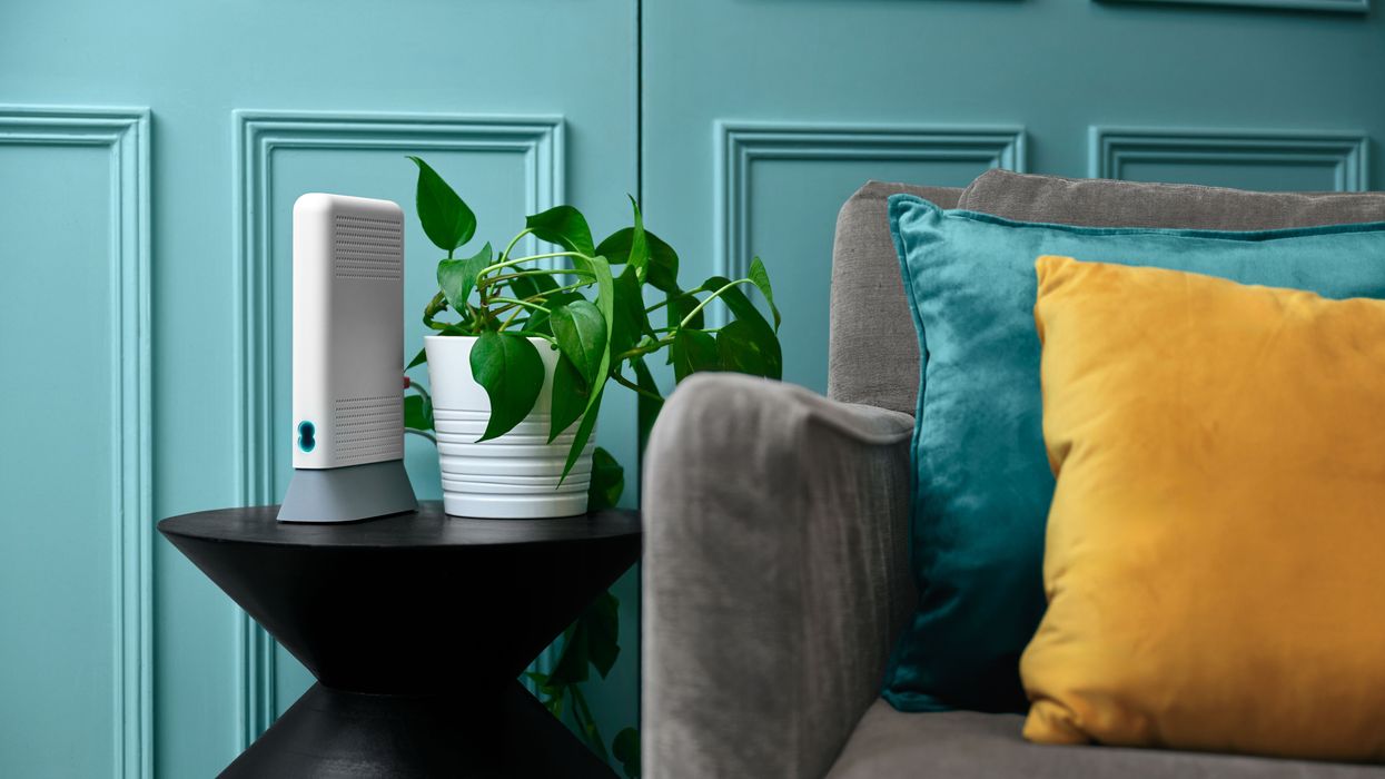EE EE Smart Hub 7 Plus pictured in the living room