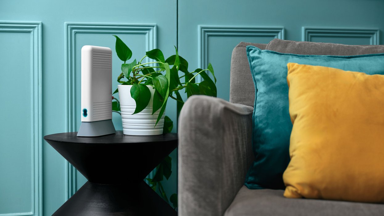 EE EE Smart Hub 7 Plus pictured in the living room