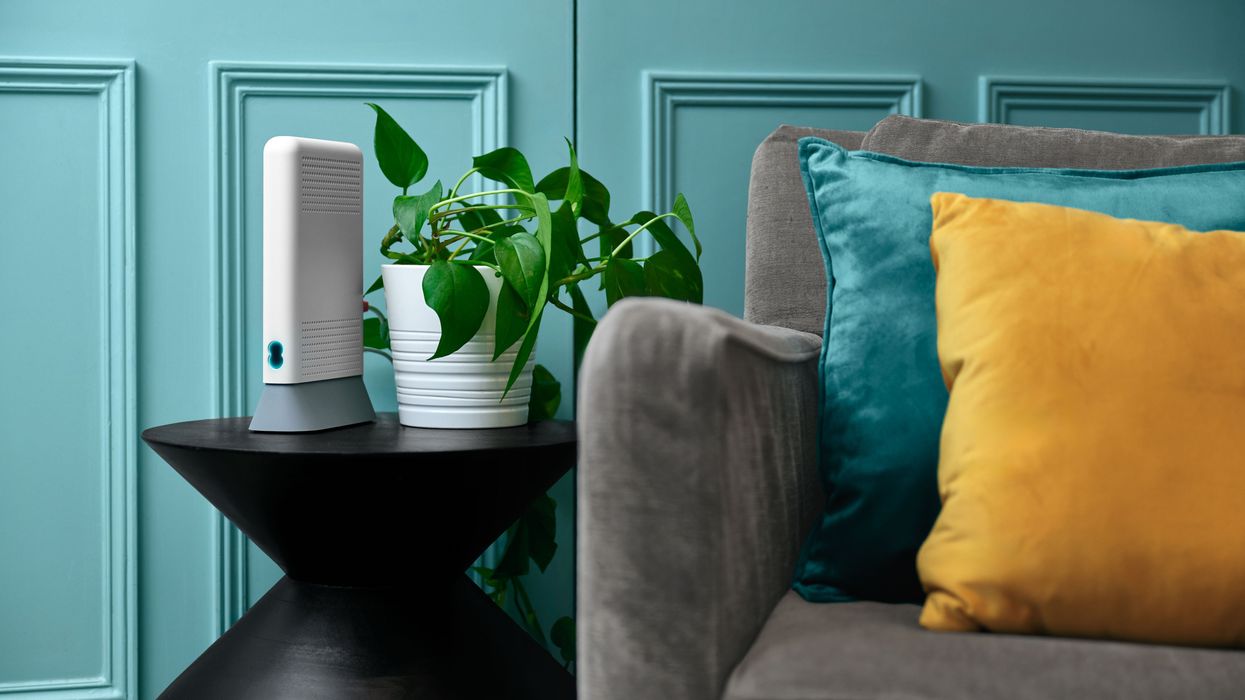 EE EE Smart Hub 7 Plus pictured in the living room