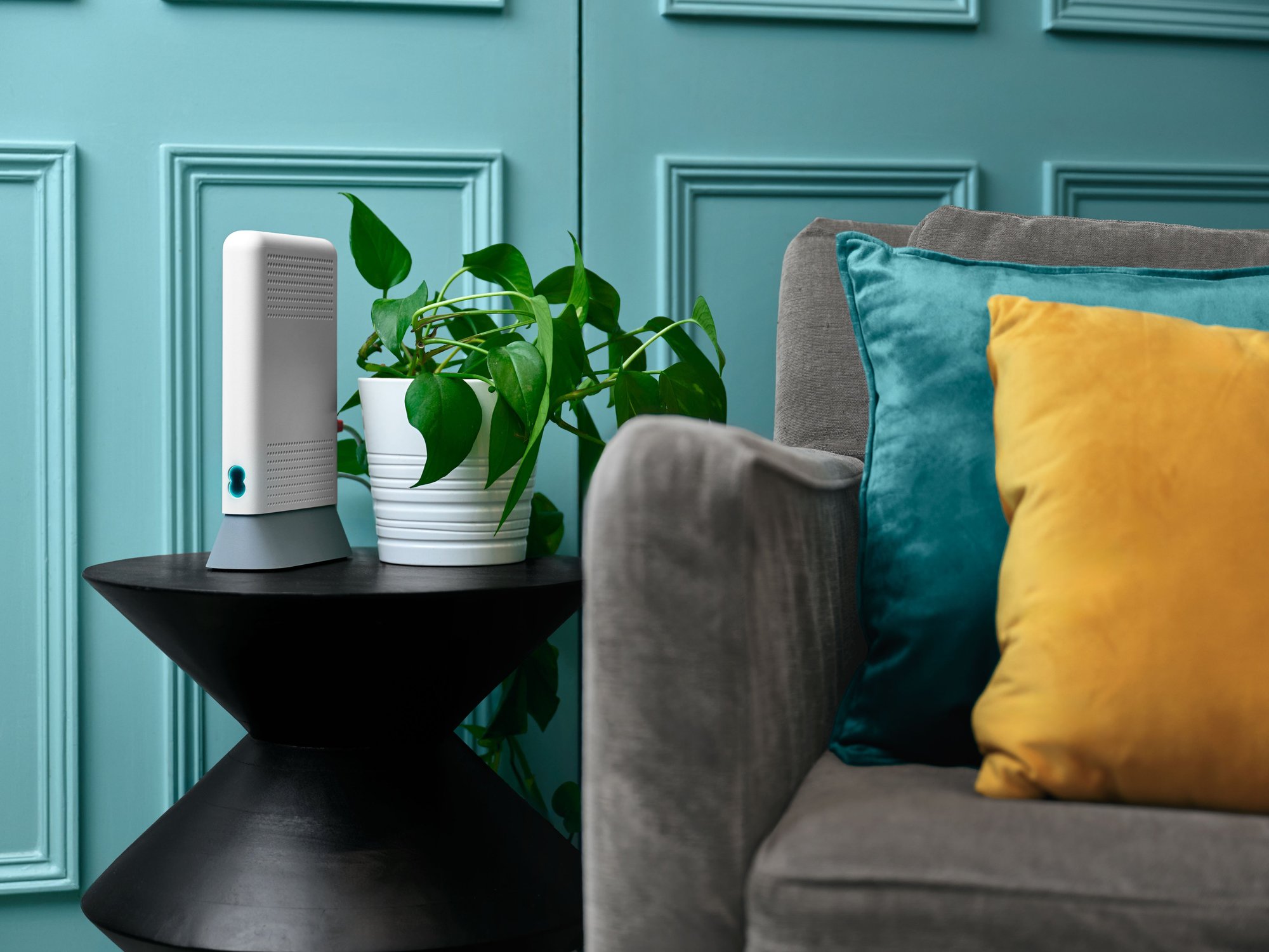 EE EE Smart Hub 7 Plus pictured in the living room